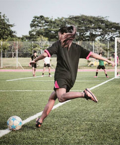 Cheryl Lim @cherzinga plays football. 