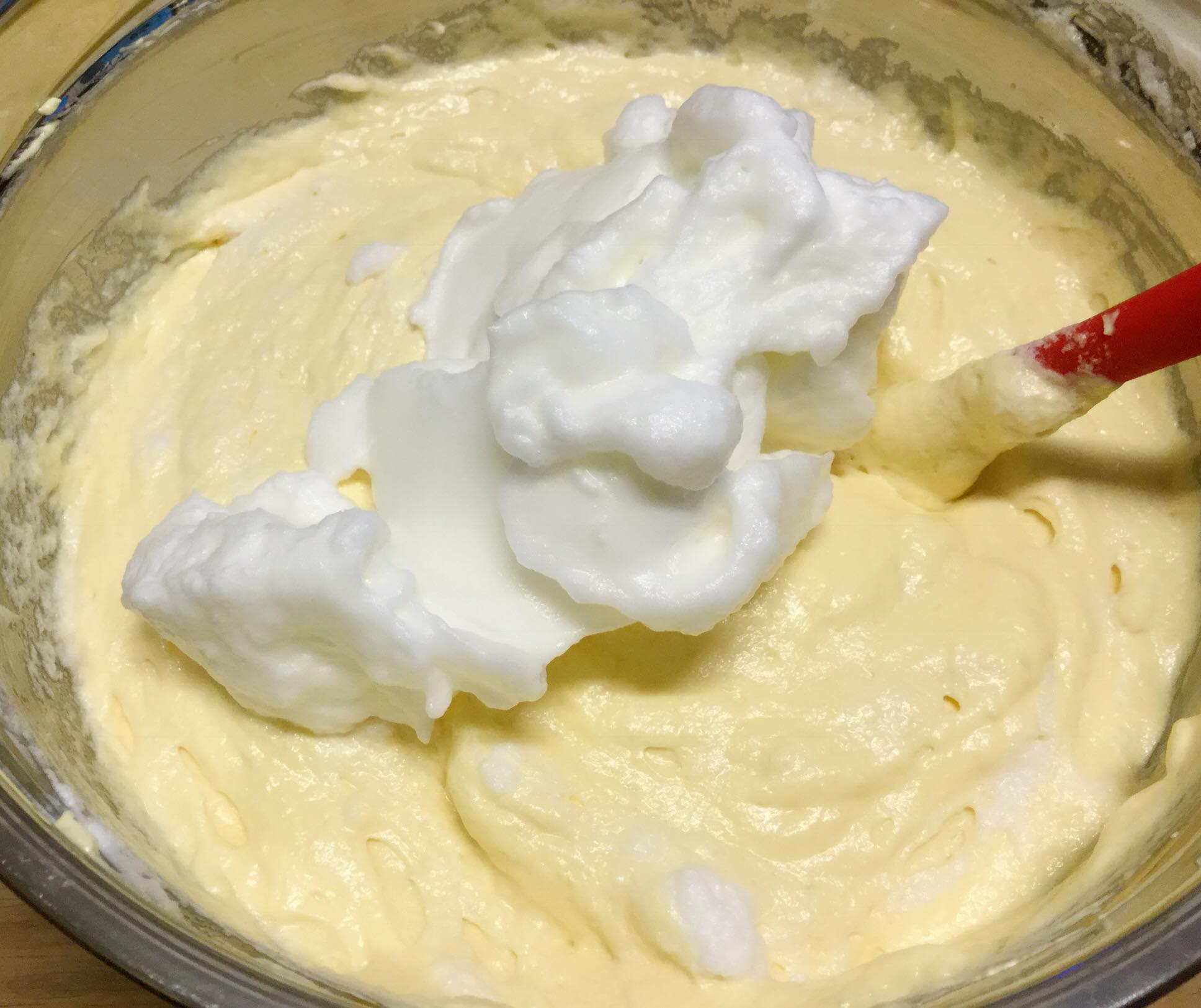 Blending egg white and egg yolk mixture