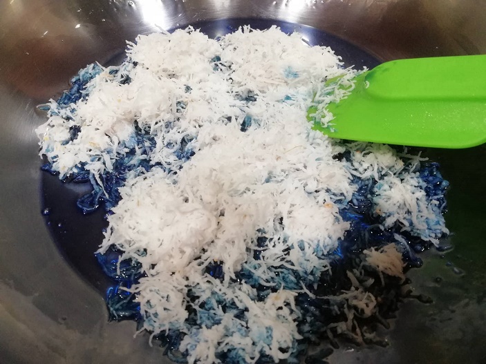 Cooking blue coconut filling